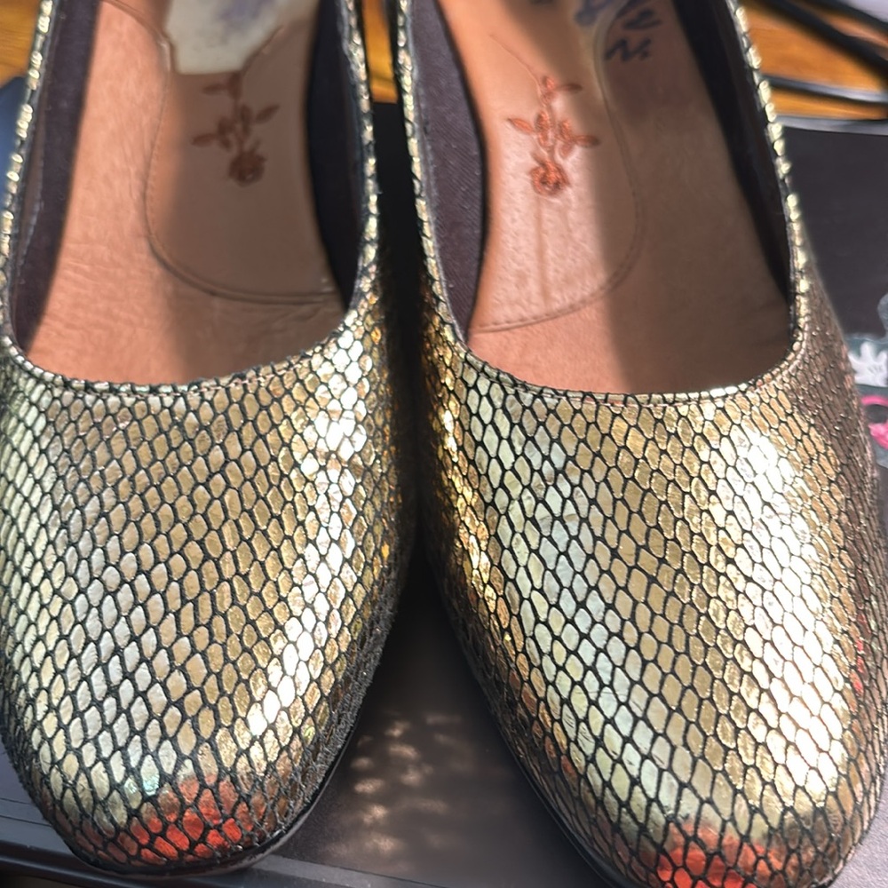 Ros Hommerson, Shoes Size 8.5 color Gold and Black .